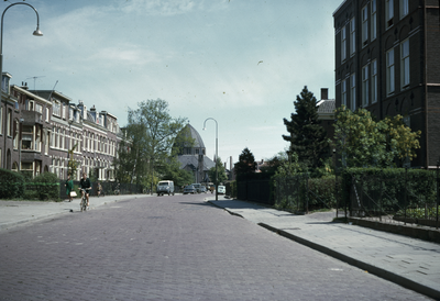 856846 Gezicht in de Abstederdijk te Utrecht, met de huizen Abstederdijk 192 (links) -hoger en rechts het ...